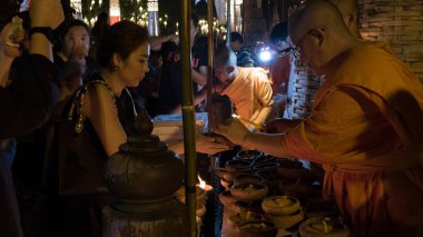 kişi Yeepeng veya Loy Krathong Festivali için keşiş hafif mum