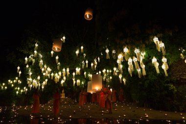 sıcak hava balonu Yeepeng ve Loy Kratho yüzen Budist rahip