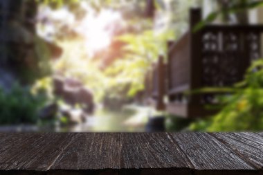 gölet bahçesinde bulunan görüntü o için ahşap masa yanında ahşap balkon