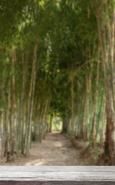 ahşap masa göstermek için ürün geçit arka plan ile ben