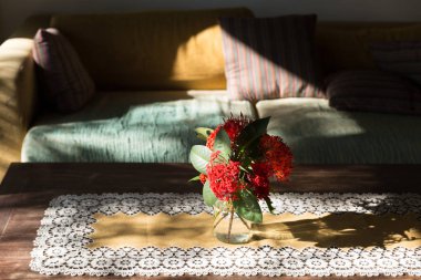 ahşap masa ve kahverengi kanepe koltuk oturma odasında mahs çiçek 