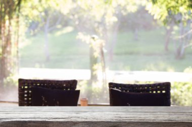 ahşap masa göstermek için ürününüzle birlikte tablonun arka planını ve