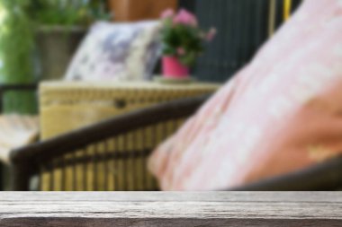 ahşap masa göstermek için arka plan yastık ile ürün üzerinde