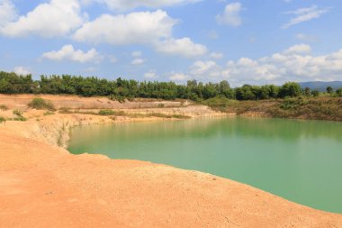 turuncu vadi hill ve yeşil su birikintisi Gölü