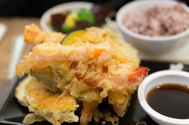 Soya soslu kızarmış sebze hırpalanmış