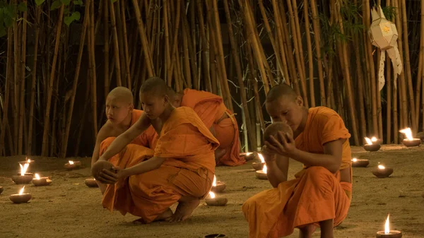 Buddhistischer Mönch zündet Kerze beim yeepeng-Fest an — Stockfoto