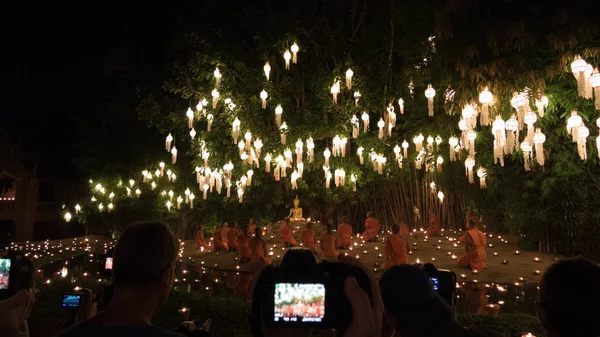 Monje budista rezar en estatua de buda —  Fotos de Stock