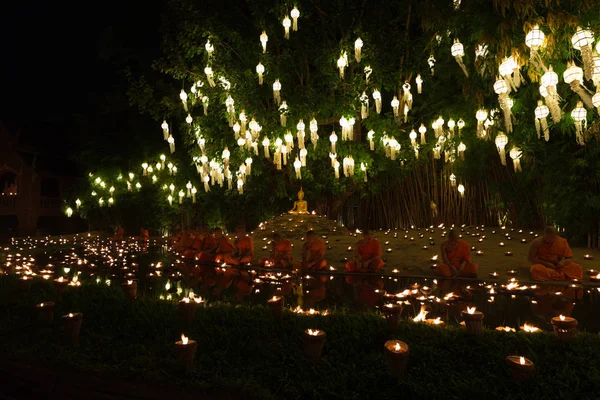 Monge budista sentado à beira-mar com luz de vela em Yeepeng — Fotografia de Stock