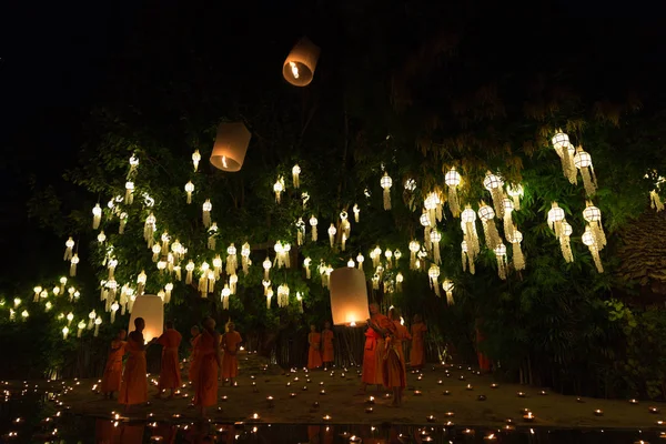 Monje budista globo aerostático flotante en Yeepeng y Loy Kratho — Foto de Stock