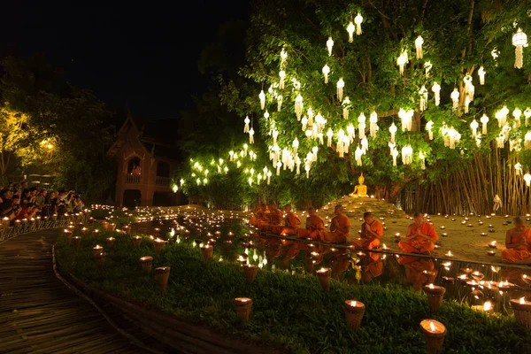 Monge budista orar na estátua de buddha — Fotografia de Stock