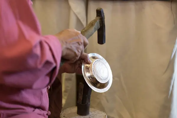 Hombre no identificado utilizar martillo para tallar arte decorativo en plata pl — Foto de Stock
