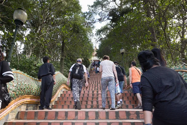 游客、 外国人旅行和泰国人民走上楼梯到 — 图库照片