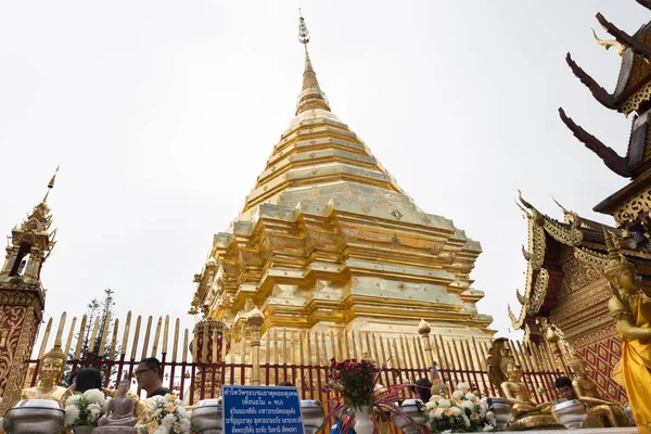 Pagoda de oro en Wat Phra Que Doi Suthep, Chiang Mai, Popular h — Foto de Stock
