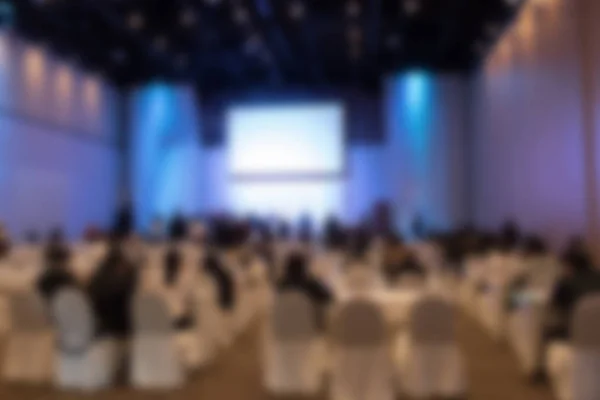 Folk sitter på rader med stolar i stor konferenssal konventionen — Stockfoto