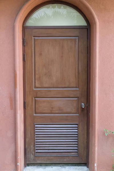 Porta de madeira, portão, entrada e parede laranja — Fotografia de Stock