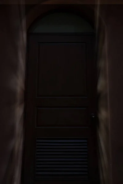 Луч света сквозь дверь, ворота, дверной проем — стоковое фото