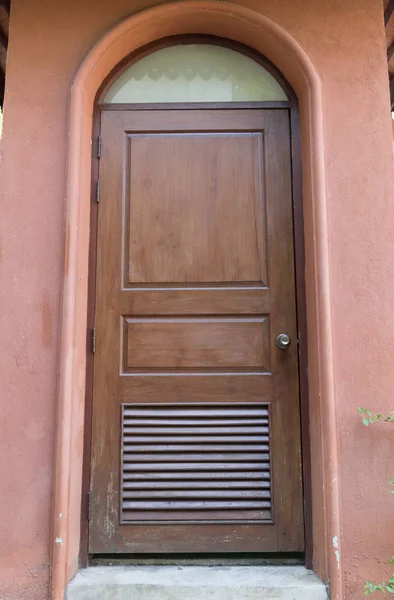 Porta de madeira, portão, entrada e parede laranja — Fotografia de Stock