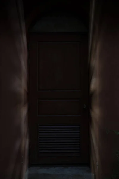 Луч света сквозь дверь, ворота, дверной проем — стоковое фото