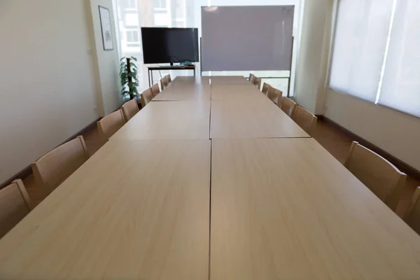 Mesa e cadeira na sala de reuniões — Fotografia de Stock