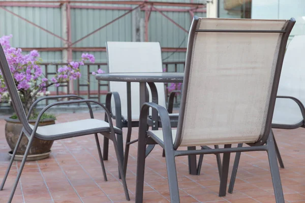 Table et chaise sur balcon terrasse — Photo