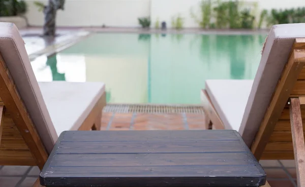 Tavolo in legno e sedia a sdraio per riposare e rilassarsi a nuoto — Foto Stock