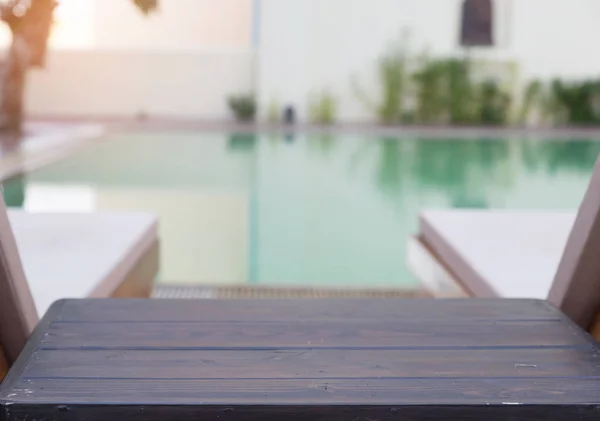 Table en bois et chaise de piscine pour se reposer et se détendre à la piscine — Photo