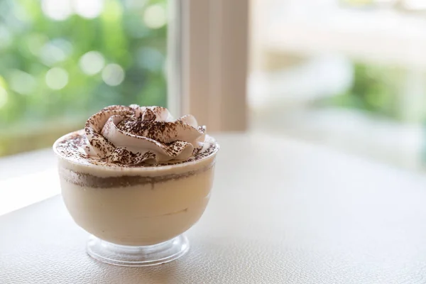 Vanille Kaffee Schokoladenpudding Mousse in Tasse — Stockfoto