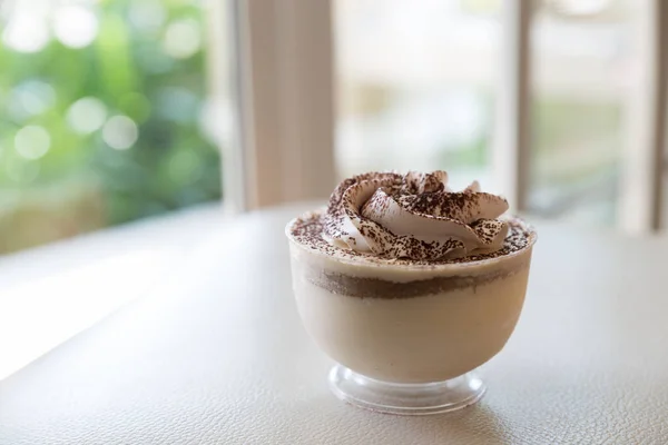 Mousse pudim de chocolate de café de baunilha na xícara — Fotografia de Stock