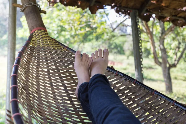 Pés de mulher descansando, relaxando, dormindo no berço de vime em ga — Fotografia de Stock