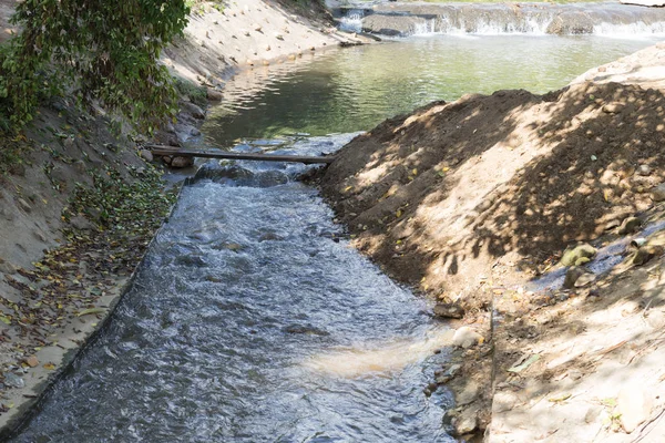 Vattenfall och rinnande vatten ström creek — Stockfoto