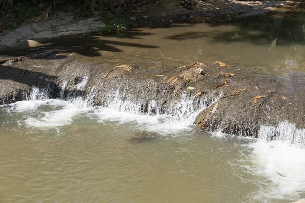 Vattenfall och rinnande vatten ström creek — Stockfoto