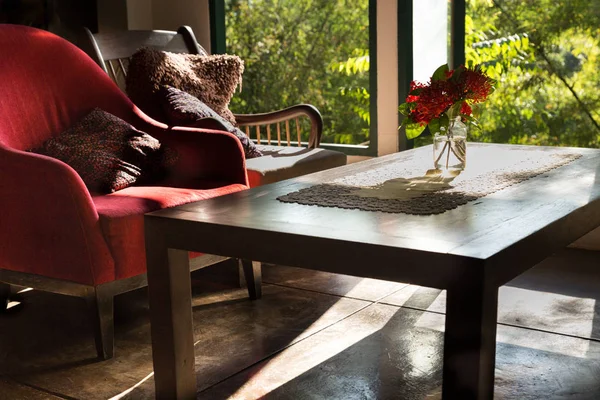 Ixora flor, mesa e cadeira na sala de estar perto da janela — Fotografia de Stock