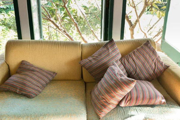 Braunes Sofa im Wohnzimmer neben Fenster — Stockfoto