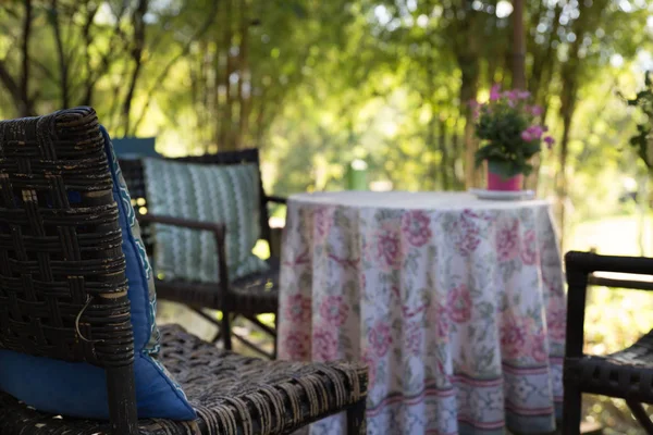 粉红色的花, 桌子和椅子在露台上 — 图库照片