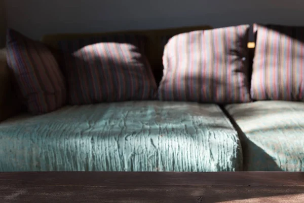 Luz del sol en sofá sofá marrón en la sala de estar —  Fotos de Stock