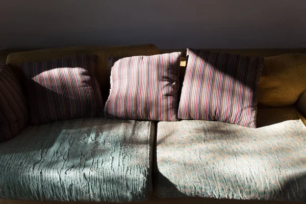 Luz del sol en sofá sofá marrón en la sala de estar —  Fotos de Stock