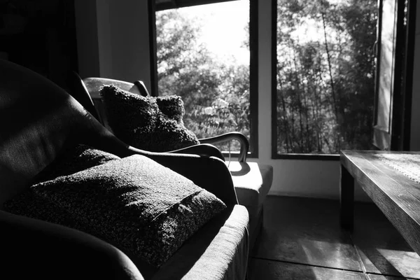 Chaise dans le salon près de la fenêtre, noir et blanc — Photo