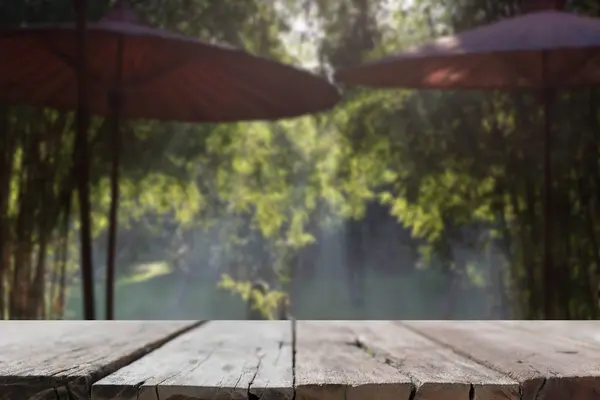 Tavolo in legno per visualizzare il prodotto con sfondo di umbre rosso — Foto Stock