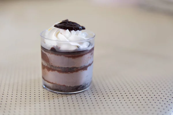 Moussekuchen aus dunkler Schokolade mit Sahne — Stockfoto