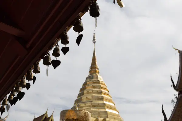 Campana de bronce y pagoda dorada en Wat Phra That Doi Suthep, Chiang — Foto de Stock