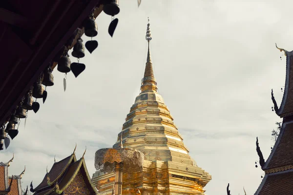 Złota pagoda w Wat Phra That Doi Suthep, Chiang Mai, popularne h — Zdjęcie stockowe