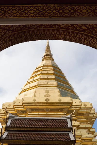 Golden pagoda adlı Wat Phra bu DOI Suthep, Chiang Mai, popüler h — Stok fotoğraf