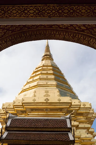 Złota pagoda w Wat Phra That Doi Suthep, Chiang Mai, popularne h — Zdjęcie stockowe