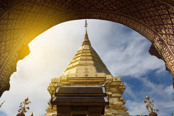 Zlatá pagoda na Wat Phra že Doi Suthep, Chiang Mai, populární h — Stock fotografie