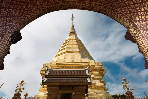 Golden pagoda adlı Wat Phra bu DOI Suthep, Chiang Mai, popüler h — Stok fotoğraf