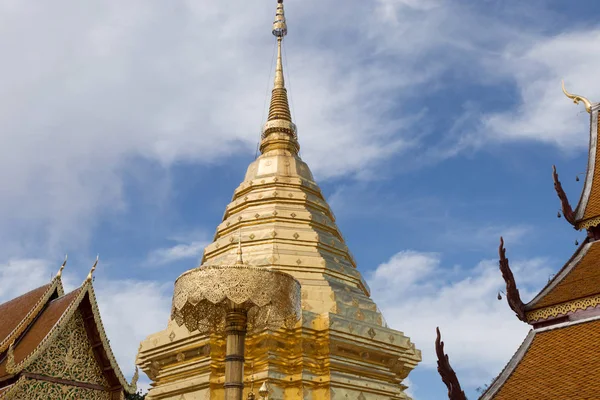 Złota pagoda w Wat Phra That Doi Suthep, Chiang Mai, popularne h — Zdjęcie stockowe