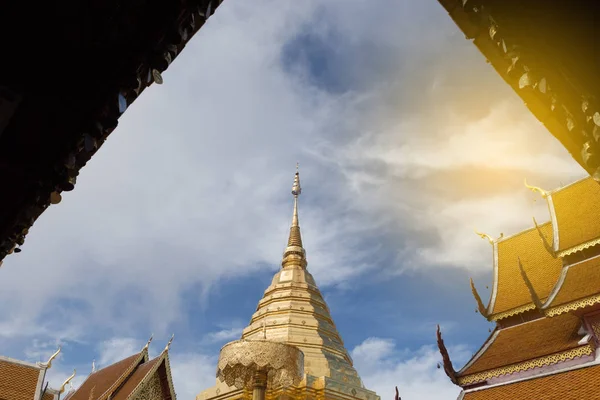 Pagoda de oro en Wat Phra Que Doi Suthep, Chiang Mai, Popular h —  Fotos de Stock