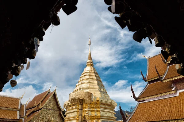 Złota pagoda w Wat Phra That Doi Suthep, Chiang Mai, popularne h — Zdjęcie stockowe