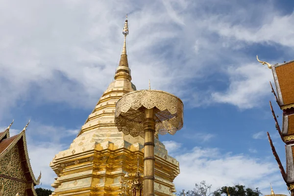 Golden pagoda adlı Wat Phra bu DOI Suthep, Chiang Mai, popüler h — Stok fotoğraf