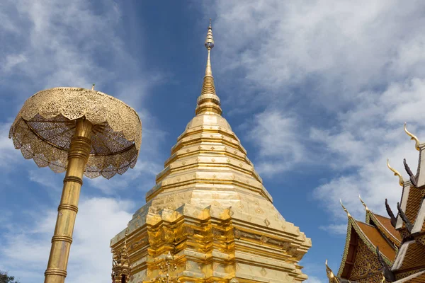 Golden pagoda adlı Wat Phra bu DOI Suthep, Chiang Mai, popüler h — Stok fotoğraf